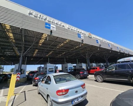 Задържаха хиляди фалшиви парфюми и безакцизни цигари на „Капитан Андреево