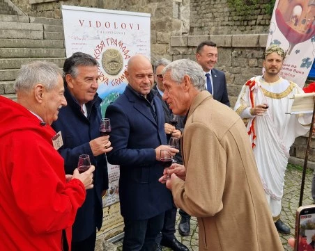 Започна 17-ото „Дефиле на младото вино