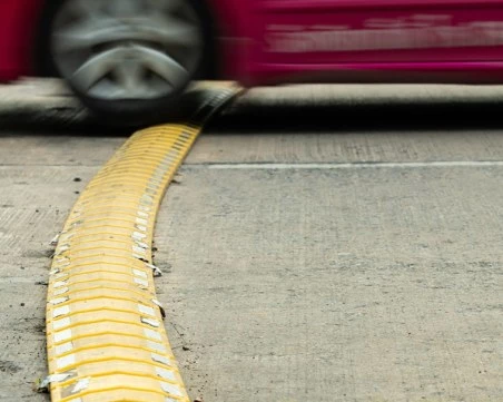 Защо не трябва да се спира рязко пред легнал полицай