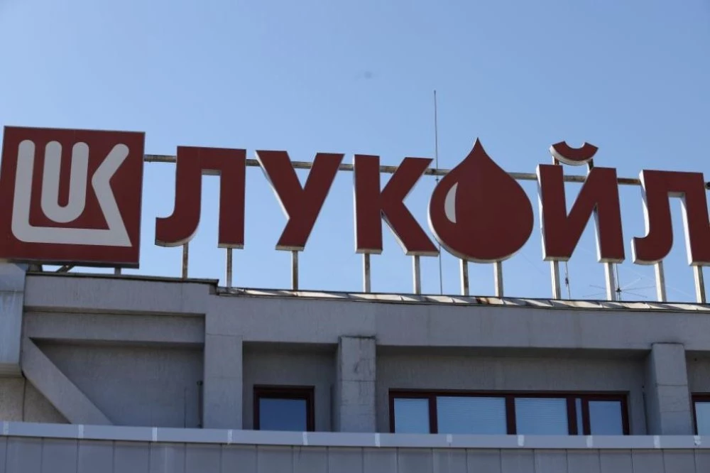 Група от Абу Даби проявява интерес към чуждестранните активи на „Лукойл