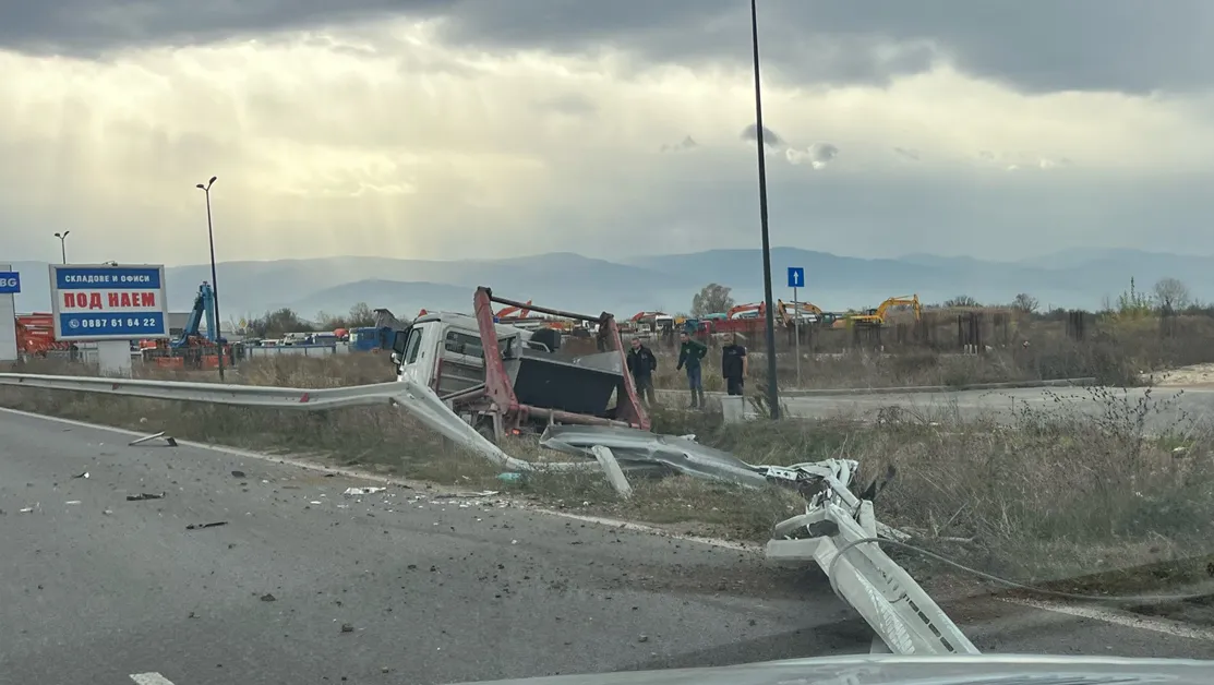 Камион се вряза в мантинела по кръговото на Труд СНИМКИ