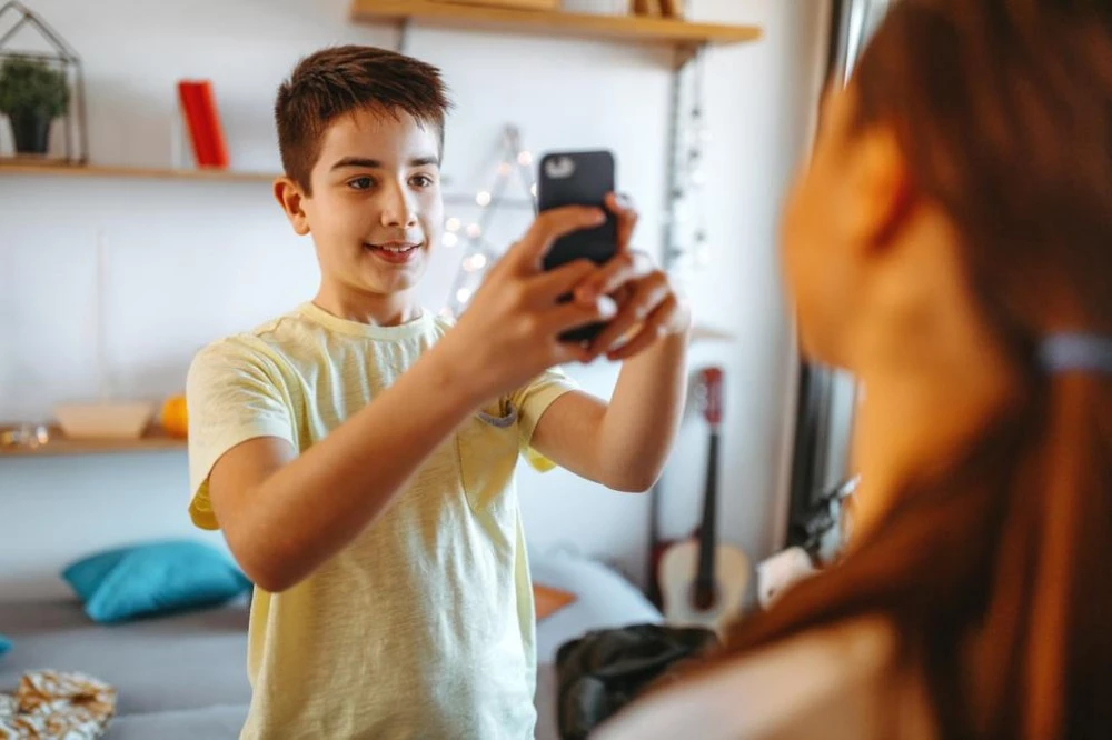 МОН с въпрос: Доколко одобрявате забрана за използване на социални мрежи за деца под 15 г.