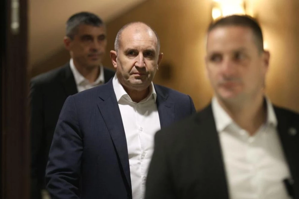 Радев: Властта има външните белези на такава, но вече няма легитимност