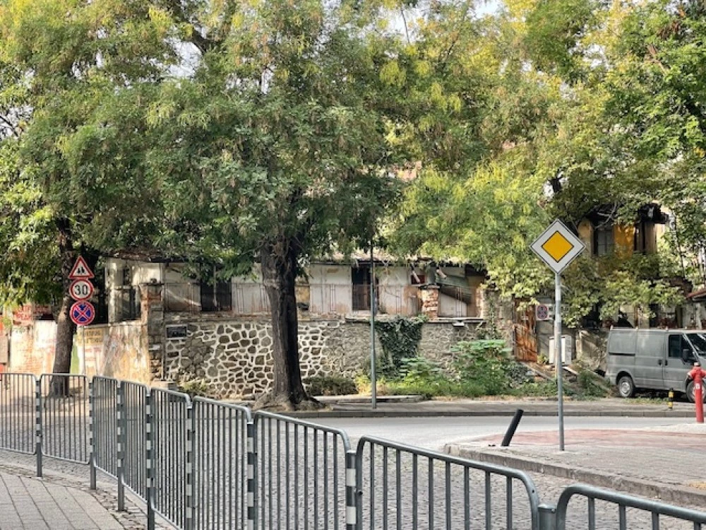 Сграда в центъра на Пловдив се разпада, гражданин: Скоро ще зарине близката кооперацията