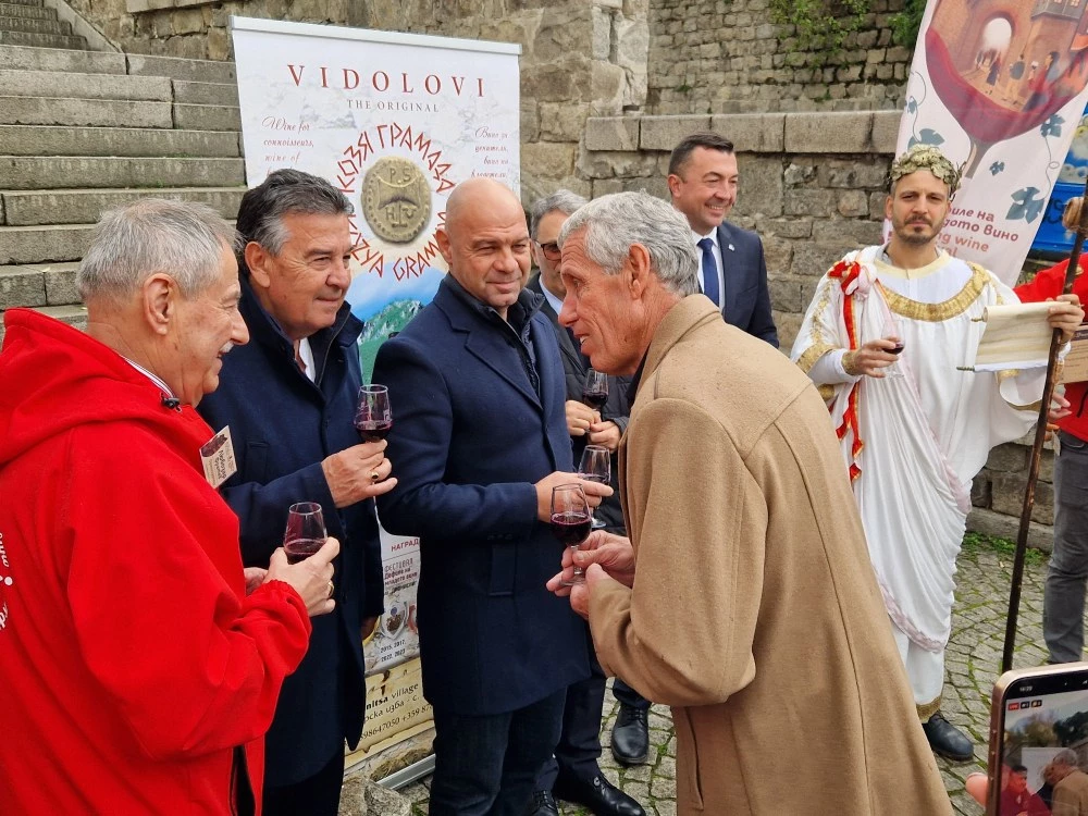 Започна 17-ото „Дефиле на младото вино