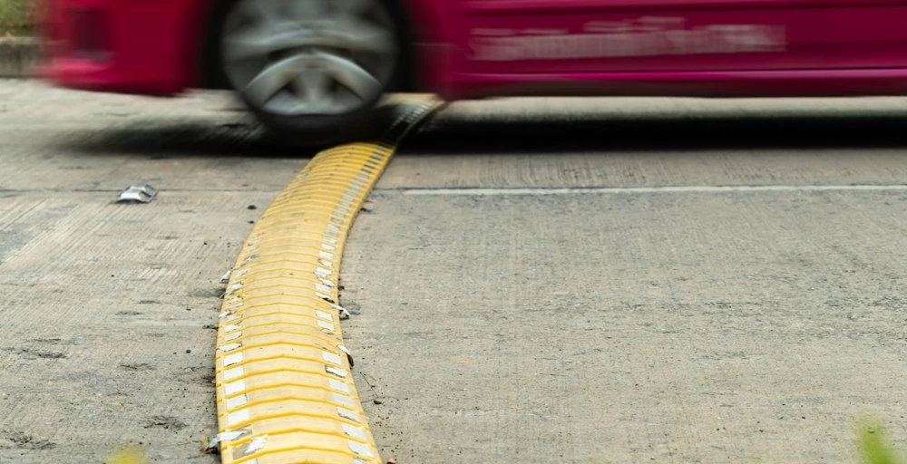 Защо не трябва да се спира рязко пред легнал полицай