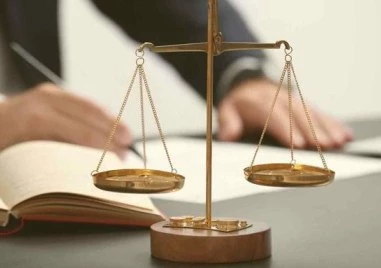 Честит празник на адвокатската общоност в България: Бъдете силни пред злото!