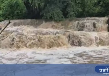 Река Язо е излязла от коритото си, екипи работят на терен