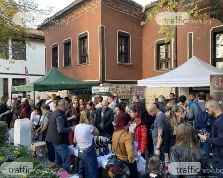 Пловдивчани и туристи вдигат наздравици в Стария град