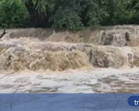 Река Язо е излязла от коритото си, екипи работят на терен