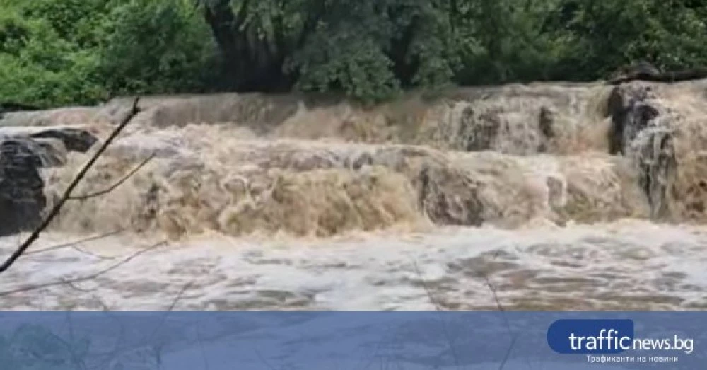 Река Язо е излязла от коритото си, екипи работят на терен