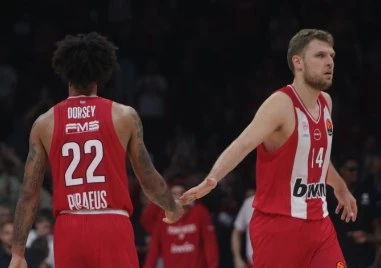 Александър Везенков продължава без грешка с Олимпиакос