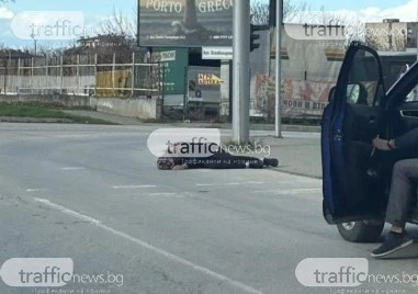 Мъж в безпомощно състояние лежи на оживен пловдивски булевард