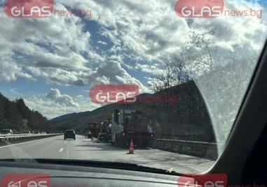 Тежък инцидент на АМ Тракия посока Пловдив, камион се обърна в канавка