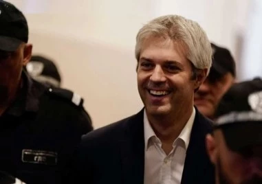 Варненци излязоха на протест в защита на Коцев, докато се решава дали да остане кмет