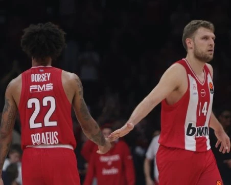 Александър Везенков продължава без грешка с 