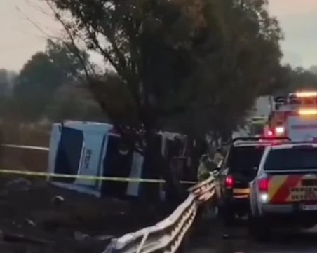 Най-малко 10 загинали и 20 ранени при автобусна катастрофа в Мексико ВИДЕО