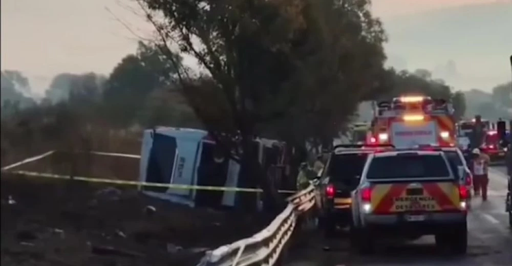 Най-малко 10 загинали и 20 ранени при автобусна катастрофа в Мексико ВИДЕО