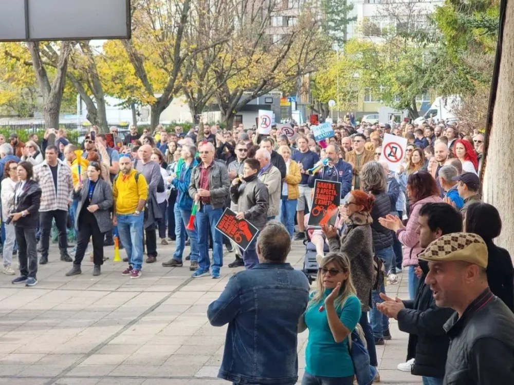 Варненци излязоха на протест в защита на Коцев, докато се решава дали да остане кмет