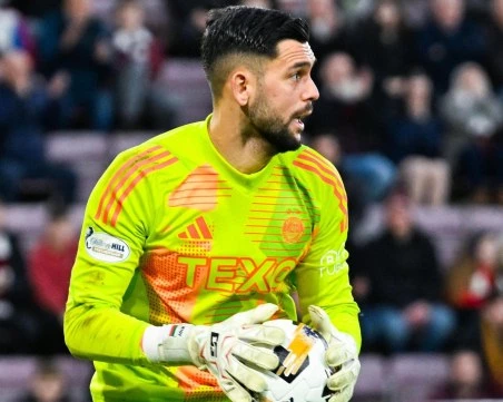 Митов със суха мрежа при победа срещу лидера в Шотландия