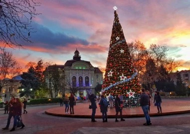 Коледната елха в Пловдив грейва до броени дни