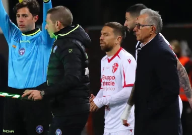 Световни шампиони се завърнаха в игра след повече от две години извън терените