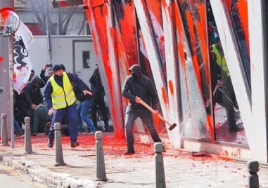 Върнаха делото за хулиганските прояви пред сградата на ЕП и ЕК в София