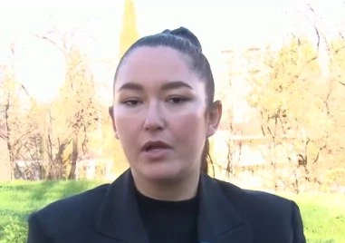 Заплахи от скрити номера, червена боя по колата: Млада майка продължава да бъде тормозена от бащата на детето си