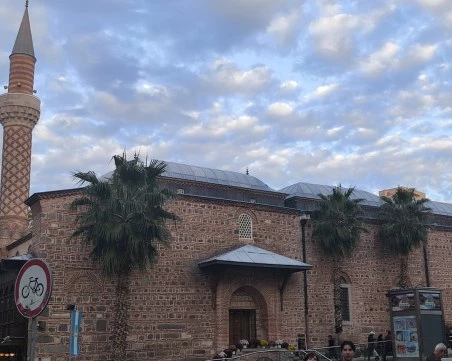 Предимно облачно в Пловдив днес, в половината страна - жълт код за силен вятър