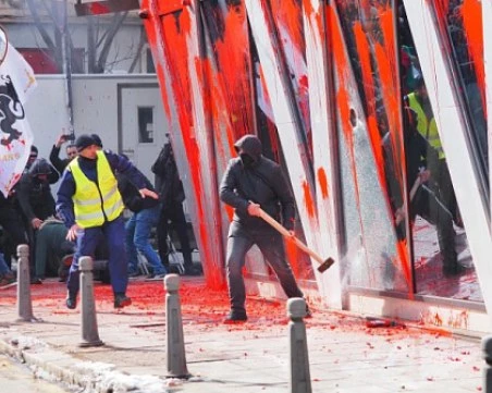 Върнаха делото за хулиганските прояви пред сградата на ЕП и ЕК в София