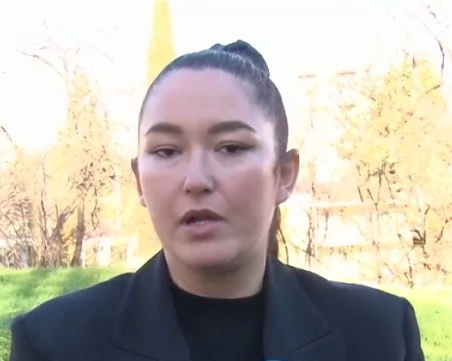 Заплахи от скрити номера, червена боя по колата: Млада майка продължава да живее в страх от бащата на детето си