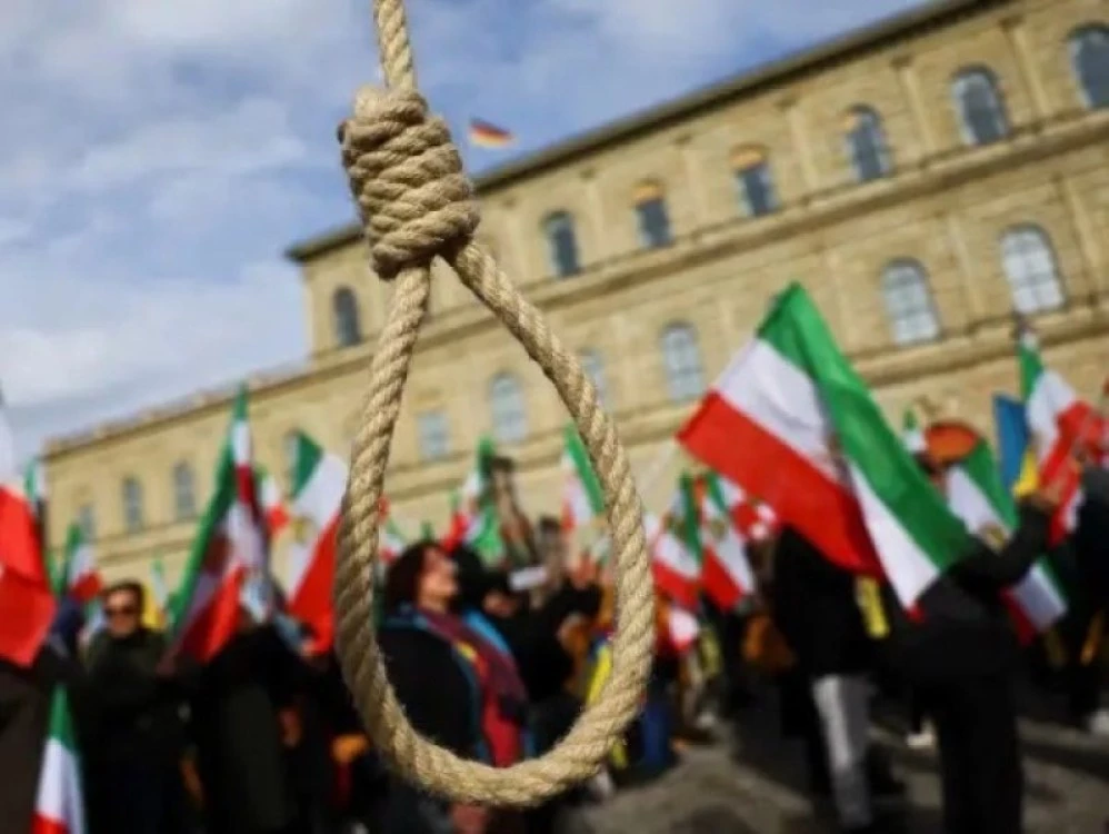 Иран екзекутира публично мъж, изнасилил две жени