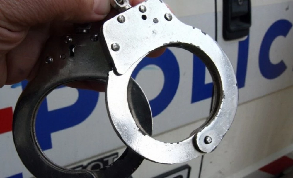 Трима малолетни задигнаха слушалки, смарт часовници и пари от мол в Пловдив