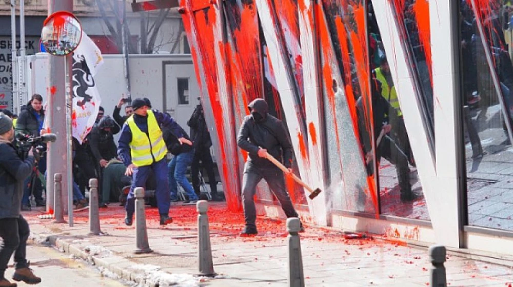 Върнаха делото за хулиганските прояви пред сградата на ЕП и ЕК в София