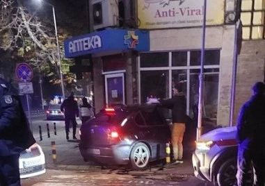 Кола се вряза в аптека на опасно пловдивско кръстовище