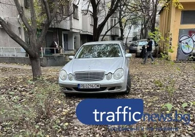 Мерцедес „цъфна в градинка и върху пешеходна алея в центъра на Пловдив