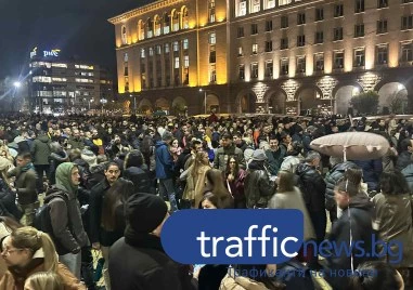 Напрежението на протеста в София ескалира, автобусът е със спуснати гуми, а депутатите не могат да излязат