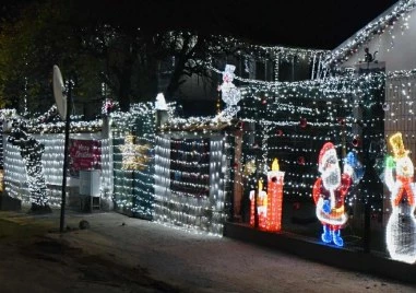 Пловдивски рентгенов лаборант озари Царацово, превръщайки дома си в истинска коледна приказка ВИДЕО