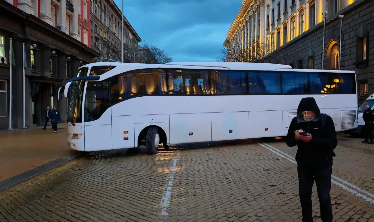 Полицията блокира Ларгото с печално известния бял автобус