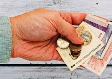 Правителството отпусна коледни добавки към пенсиите