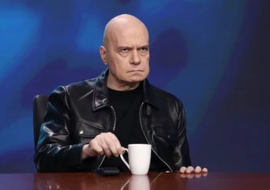 Слави Трифонов: Две дами бяха дърпани, псувани, замеряни с бутилки на излизане от сградата на Парламента