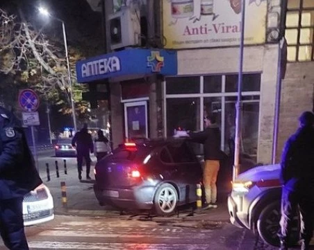 Кола се вряза в аптека на опасно пловдивско кръстовище