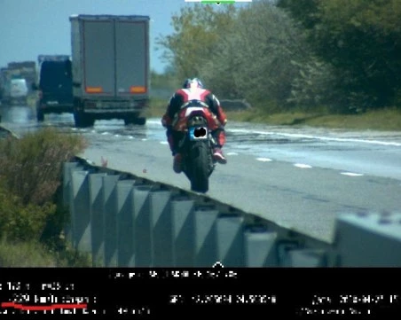 Моторист летя с над 120 км/ч. на пътя Пловдив-Асеновград, абсурдни обстоятелства „бутнаха” глобата