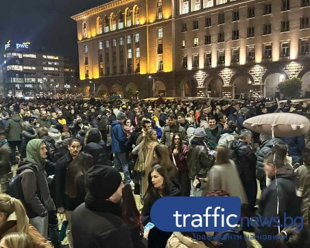 Напрежението на протеста в София ескалира, автобусът е със спуснати гуми, а депутатите не могат да излязат