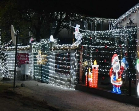 Пловдивски рентгенов лаборант озари Царацово, превръщайки дома си в истинска коледна приказка ВИДЕО