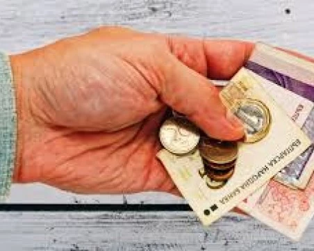 Правителството отпусна коледни добавки към пенсиите