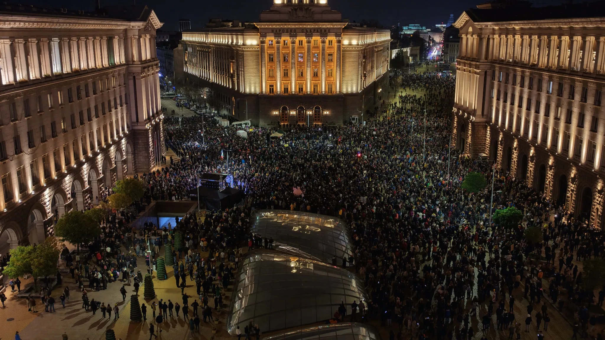 Протестиращи нападнаха депутатска кола с тротинетки, контейнери за боклук и ритници