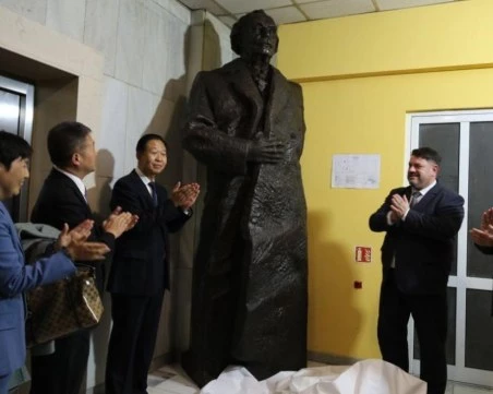 В Германия Георги Димитров е в Музея на терора, а тук му правят паметници