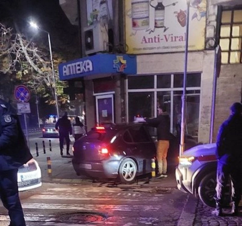 Кола се вряза в аптека на опасно пловдивско кръстовище
