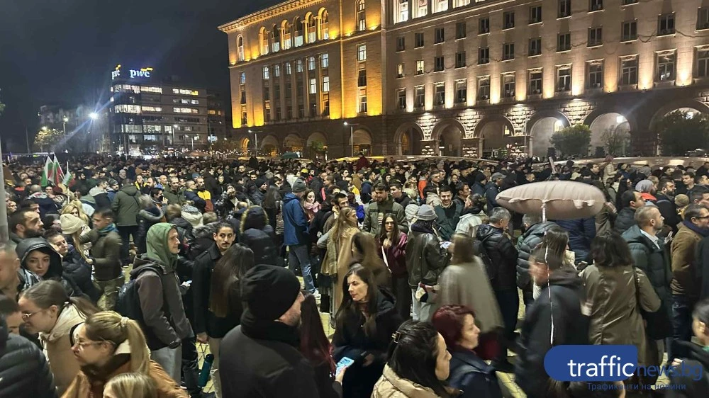 Напрежението на протеста в София ескалира, автобусът е със спуснати гуми, а депутатите не могат да излязат